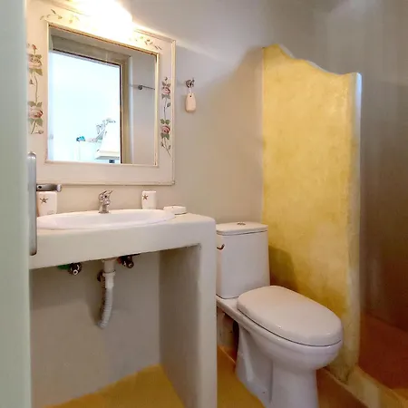 Cheerful 2 Bedroom With Pool. Villa